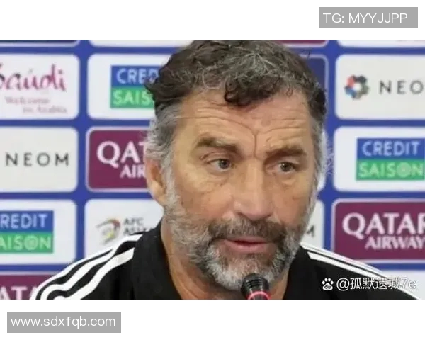 足球明星摆头视频揭秘他们的独特风格与场上魅力展现